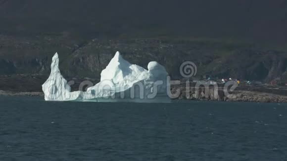 海岸线上的尖尖的冰山视频的预览图