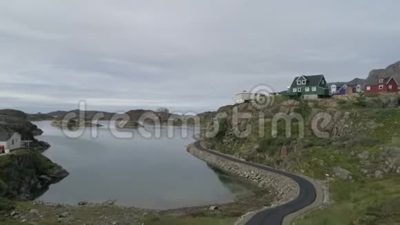 水边悬崖边的住宅视频的预览图
