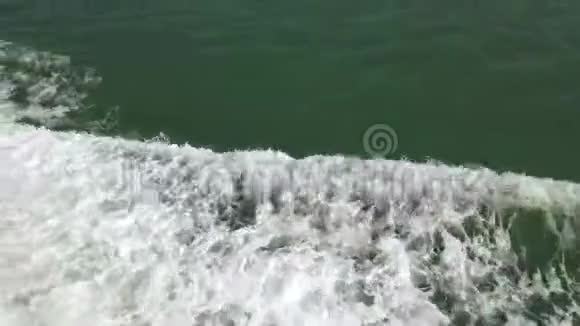 在蔚蓝的大海中航行的小船的船头和海浪在夏天平静下来视频的预览图
