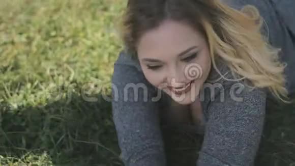 快乐美丽的女人加上绿草地上的卷轴视频的预览图