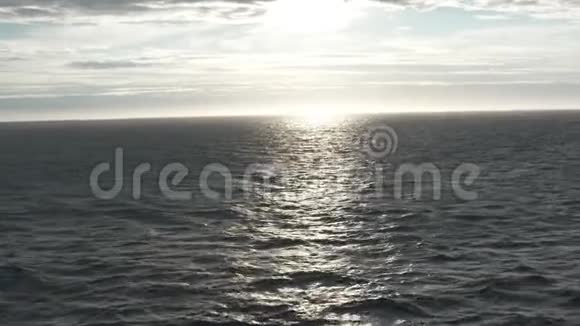 巨大的水体太阳反射地表视频的预览图