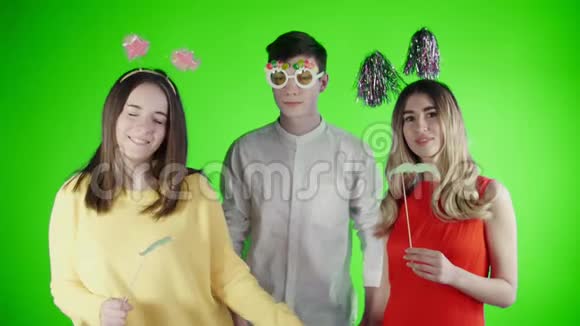 朋友们在绿色的屏幕上用五颜六色的纸屑跳舞视频的预览图