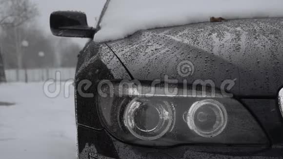 冬季白天降雪时的头灯特写镜头恶劣的交通天气暴风雪行车危险视频的预览图