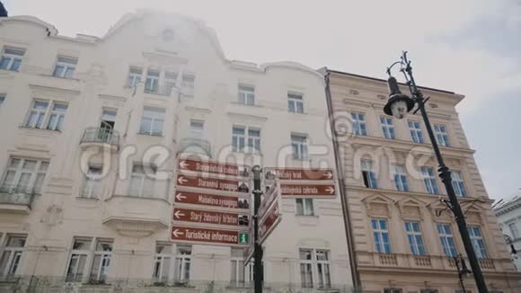 布拉格主要景点的街道标志和捷克建筑背景下的锻造灯笼视频的预览图