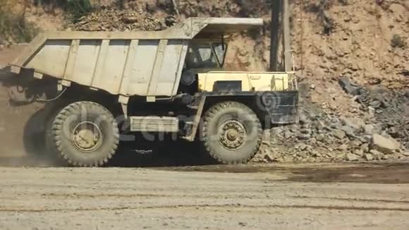 采矿自卸卡车在采石场的道路上行驶视频的预览图