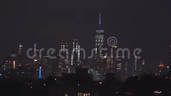 黄昏时分来自纽约城的曼哈顿桥上闪耀着惊人的烟花视频的预览图