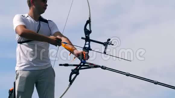 一个人用弓在靶场上训练视频的预览图