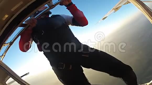 跳伞运动员缓慢地跳下飞机视频的预览图