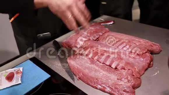厨师用香料煮肉肋眼鱼片生肉美食大师班视频的预览图