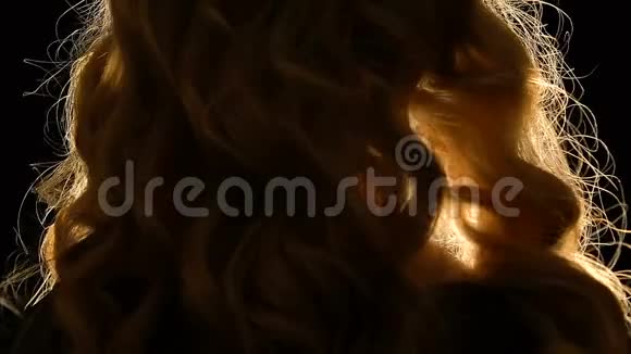 带着金色头发的女人在镜头前旋转护送服务接送视频的预览图