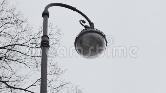 圆形复古路灯街灯柱装饰视频的预览图