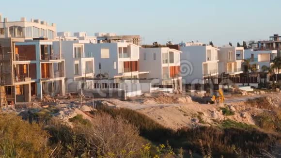 在海滨建造别墅码头上的新建筑海上白色豪华别墅在Mediterr上建造豪华别墅视频的预览图