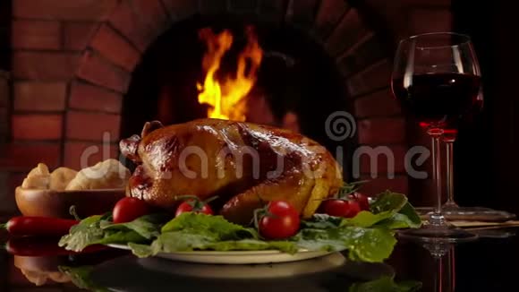 火背景下的鸡肉和一杯酒视频的预览图