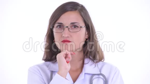 压力重重的女医生脸上戴着眼镜思考低头看着视频的预览图