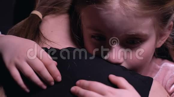 小女孩拥抱妈妈噩梦后害怕家庭支持爱和关心视频的预览图