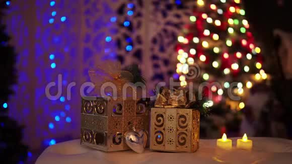 在新年室内两个金雕一个蝴蝶结和蜡烛背景是新年的花环视频的预览图