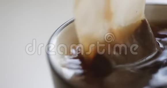 茶袋用杯子冲泡视频的预览图