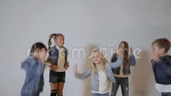 孩子们在摄影棚里摆姿势跳舞和跳跃儿童照片会议视频的预览图