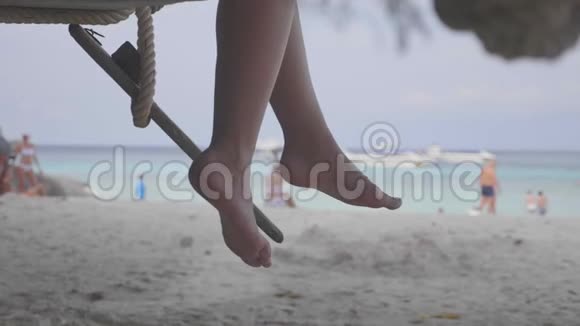 沙滩上的女人的脚视频的预览图
