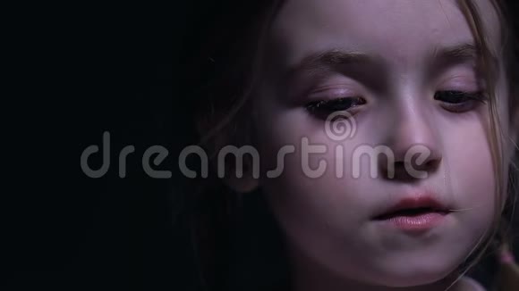 小女孩哭泣的肖像为父母伤心被遗弃在儿童收容所视频的预览图