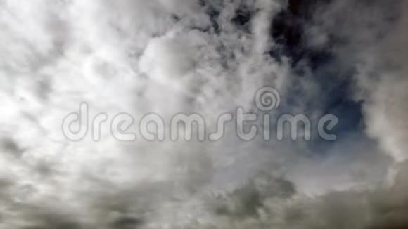 笼罩天空的时间随着白色和灰色云层的形成而流逝视频的预览图