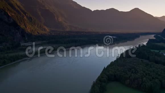 通往平原的山脉河流视频的预览图