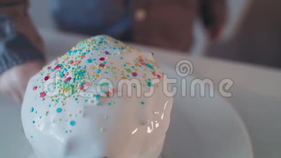 在背景上贴上传统的复活节蛋糕视频的预览图