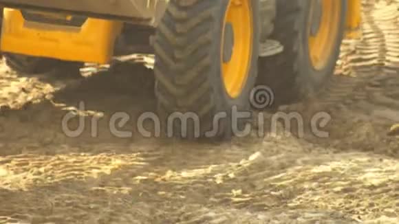 在土壤中建造设备的车轮以便更好地掌握背景工业视频的预览图
