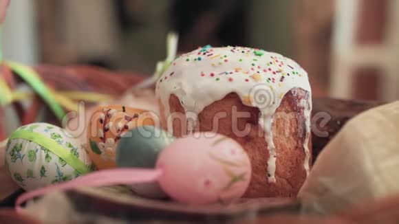 有蛋糕鸡蛋和蜡烛的美丽复活节篮子视频的预览图