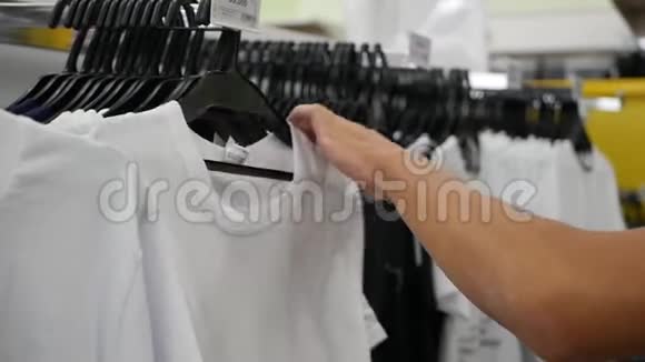在店里寻找T恤衫的男性顾客视频的预览图