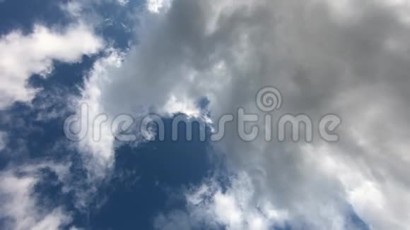 蓝天背景中的白云在慕尼黑的一个阳光明媚的日子里卷曲的云彩在天空中慢慢地飞翔视频的预览图