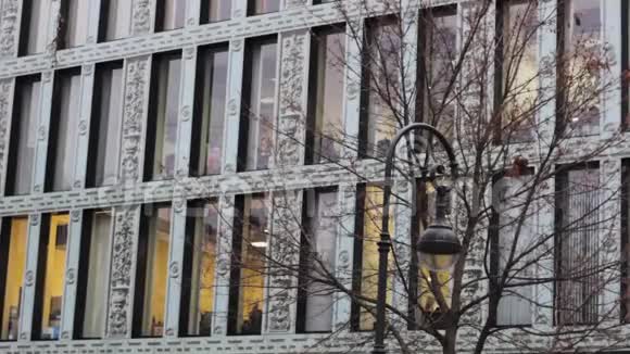 办公楼立面及花灯大窗户现代建筑视频的预览图