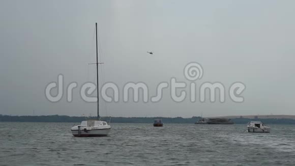 一架直升机飞过湖面湖面上的小船视频的预览图