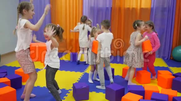 孩子们游戏室玩泡沫立方体视频的预览图