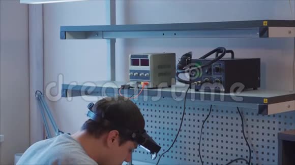 潘敦工程师在电板上焊接电子元件视频的预览图