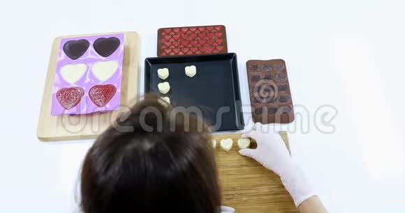 亚洲女人为情人节做巧克力视频的预览图