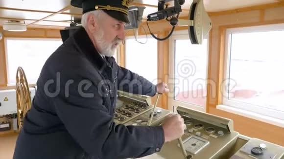 专业的高级船长在舵手操作船使用两个杠杆视频的预览图