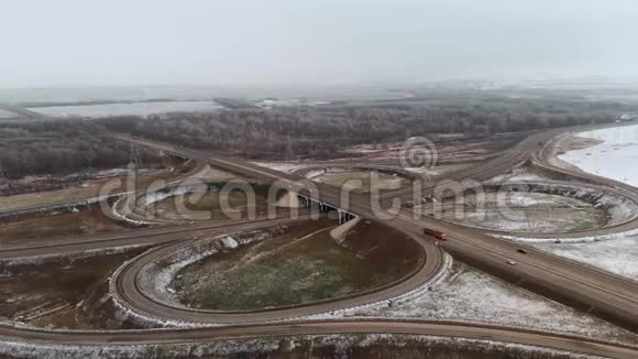 在冬季十字路口移动的汽车和卡车的空中射击是一个大的道路交叉口无人驾驶车辆在视频的预览图