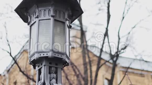 老式古董路灯历史灯柱建筑视频的预览图