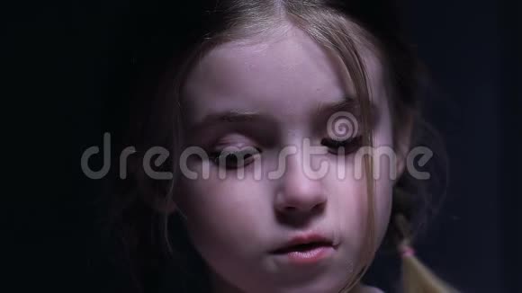 悲伤的小女孩在镜头前哭泣艰难的孤儿生活儿童权利视频的预览图