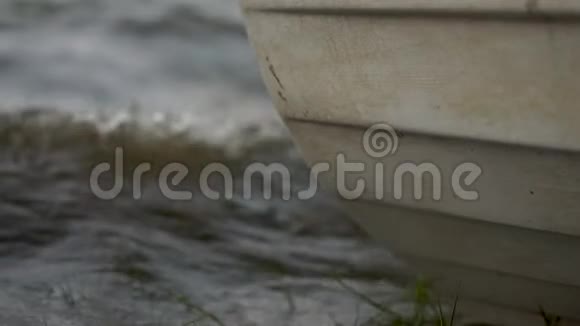 小白船在暴风雨和多风天气中在湖上的一部分视频的预览图