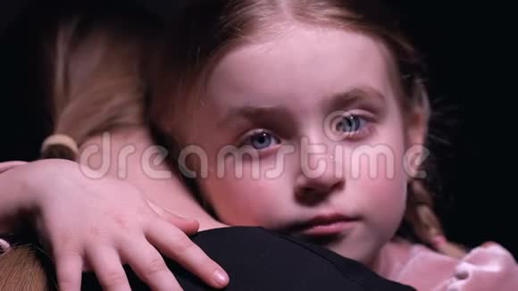 一个满脸泪水的小女孩拥抱着养母一个需要家人陪伴的孤儿视频的预览图