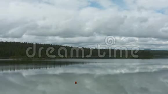 云很快在湖面上移动视频的预览图