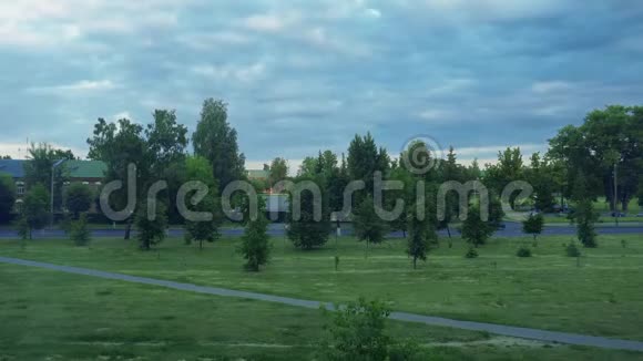 城市的夏季时间天空上绿树碧云背景白天的自然汽车和车辆继续行驶视频的预览图