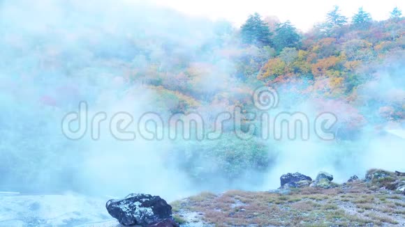 淡川温泉地面白蒸汽流动视频的预览图