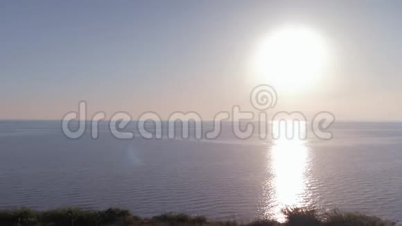 日落时户外瑜伽运动双人在山顶的莲花位置冥想眺望大海视频的预览图