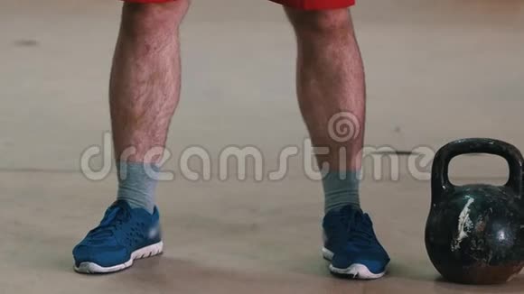运动训练一个长着毛茸茸的腿的运动员双手抱着体重视频的预览图
