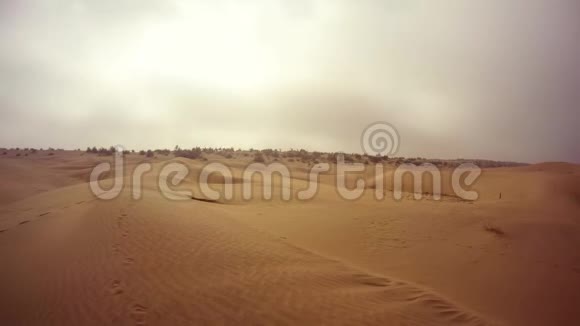 沙丘上的阴影从奔跑的云骆驼移动在地平线沙漠TharRajasthan时间推移视频的预览图