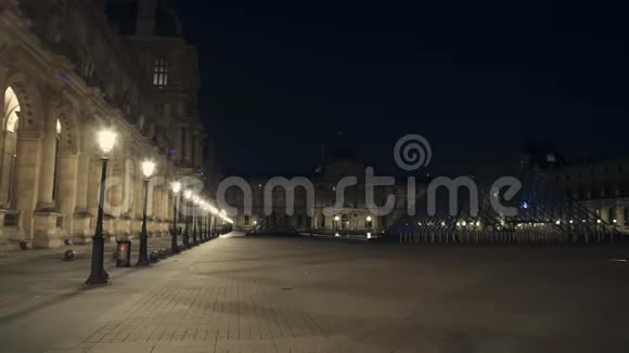 晚上在没有人的情况下拍摄卢浮宫博物馆视频的预览图