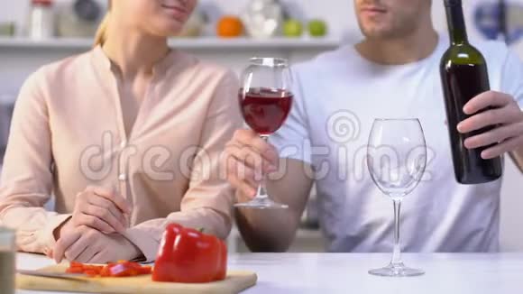 丈夫把酒倒进酒杯送给妻子夫妇一起做饭视频的预览图